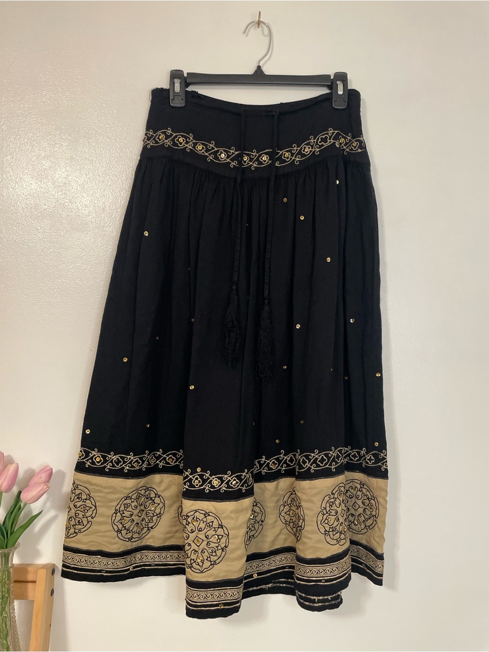 Skirt flowy midi maxi black with gold designs Laura Ashley size 4